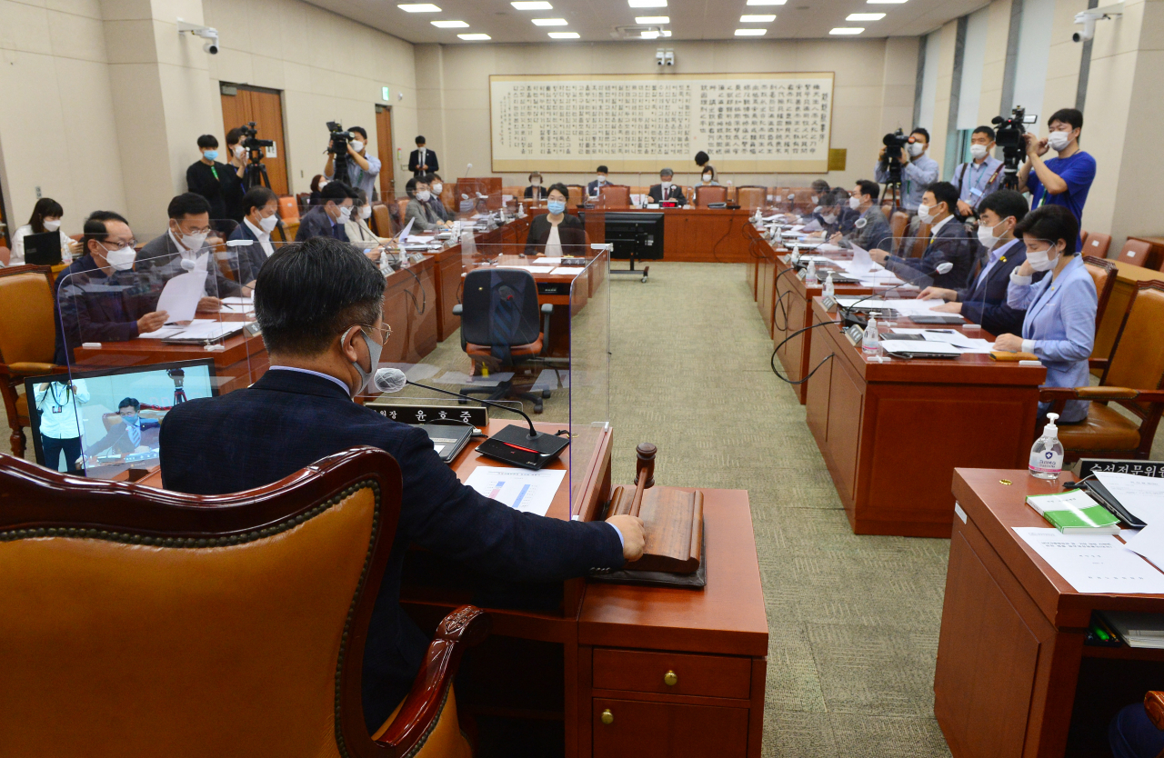 윤호중 국회 법사위원장이 7일 국회에서 열린 법제사법위원회 전체회의에서 의사봉을 두드리고 있다. 연합뉴스