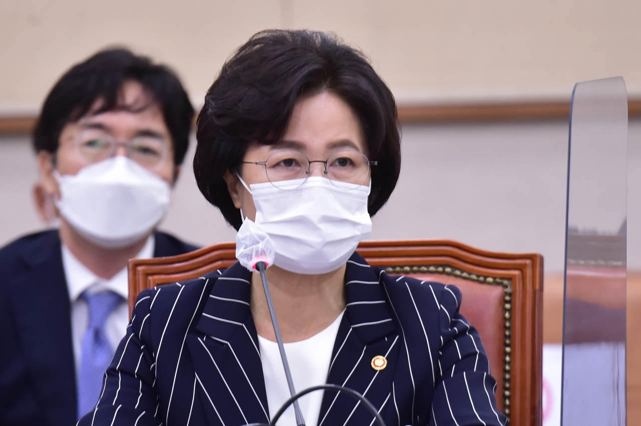 추미애 법무부 장관이 21일 서울 여의도 국회에서 열린 법제사법위원회 전체회의에서 의원질의에 답변하고 있다. [연합]