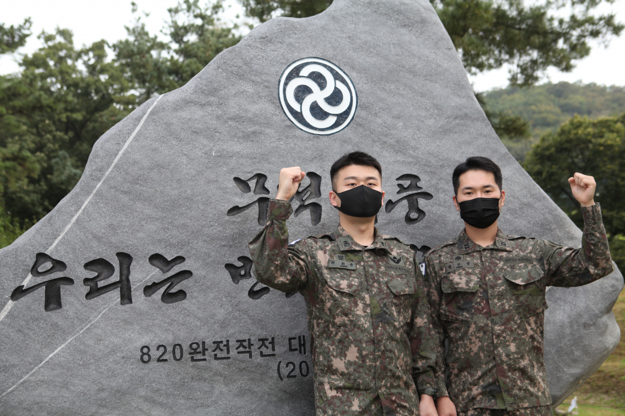 경기도 양주시 은현면 3번 국도 우회도로 소래터널 안에서 덤프 트럭과 소형 트럭 등이 연쇄적으로 충돌한 4중 추돌사고를 목격 인명구조와 교통 통제를 도운 육군 28사단 권희중 대위(왼쪽)와 박한학 중사가 부대 표창을 받았다.[연합]