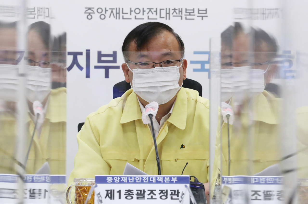 강도태 중앙재난안전대책본부 제1총괄조정관(보건복지부 2차관)이 21일 오전 세종시 정부세종청사에서 신종 코로나바이러스 감염증(코로나19) 대응 중앙재난안전대책본부 회의를 주재하며 발언하고 있다. [연합]