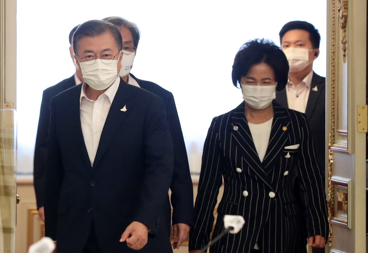 문재인 대통령과 추미애 법무부 장관이 21일 오후 청와대에서 열린 제2차 국정원·검찰·경찰 개혁 전략회의에 참석하고 있다. [연합]