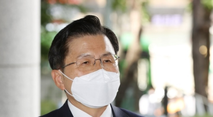 지난 20대 국회 때 '패스트트랙(신속처리안건) 충돌 사건'으로 재판에 넘겨진 황교안 전 자유한국당(현 국민의힘) 대표가 21일 오후 서울남부지법에서 열린 첫 공판에 출석하기 앞서 취재진의 질문에 답하고 있다. [연합]