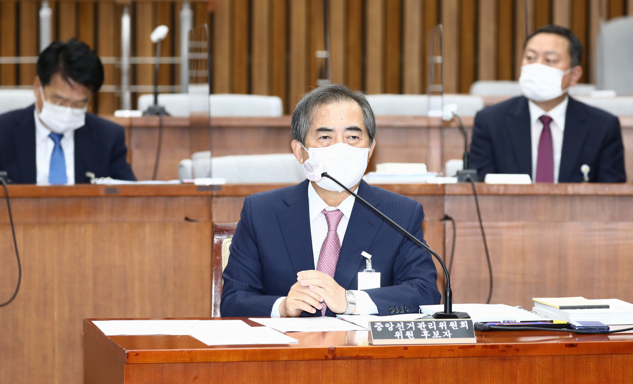 조병현 중앙선거관리위원회 위원 후보자가 21일 국회 특별위원회의 중앙선거관리위원회 위원 선출안 심사를 위한 인사청문회에 출석, 질문받고 있다. [연합]