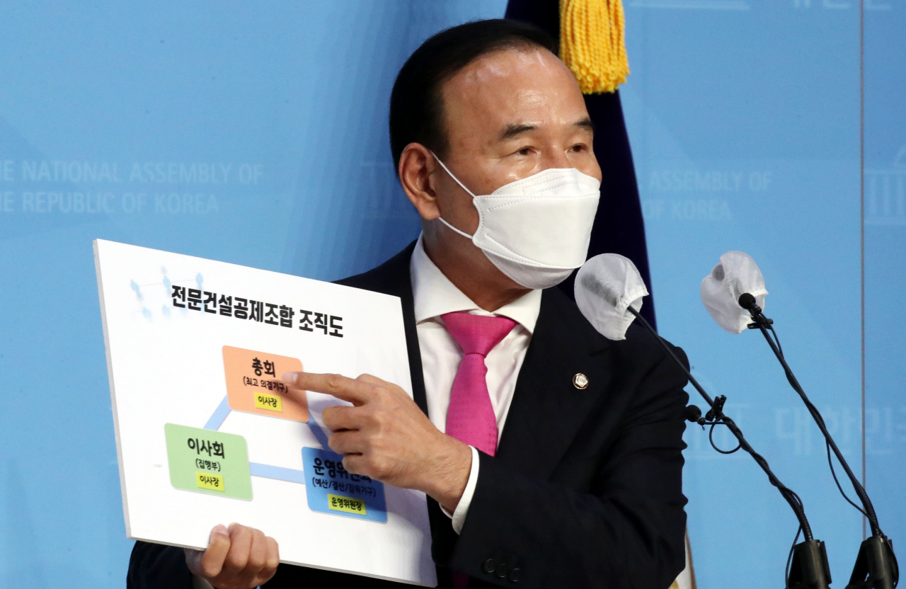 국회 국토교통위원회 위원 당시 피감기관들로부터 공사를 특혜 수주했다는 의혹이 제기된 박덕흠 국민의힘 의원이 21일 서울 여의도 국회 소통관에서 기자회견을 하고 있다. 박 의원은 이날 "공개경쟁 전자입찰제도에서 누군가에게 특혜를 줄 수 있거나 압력을 가하여 수주를 받을 수 없다"고 주장했다. [연합]