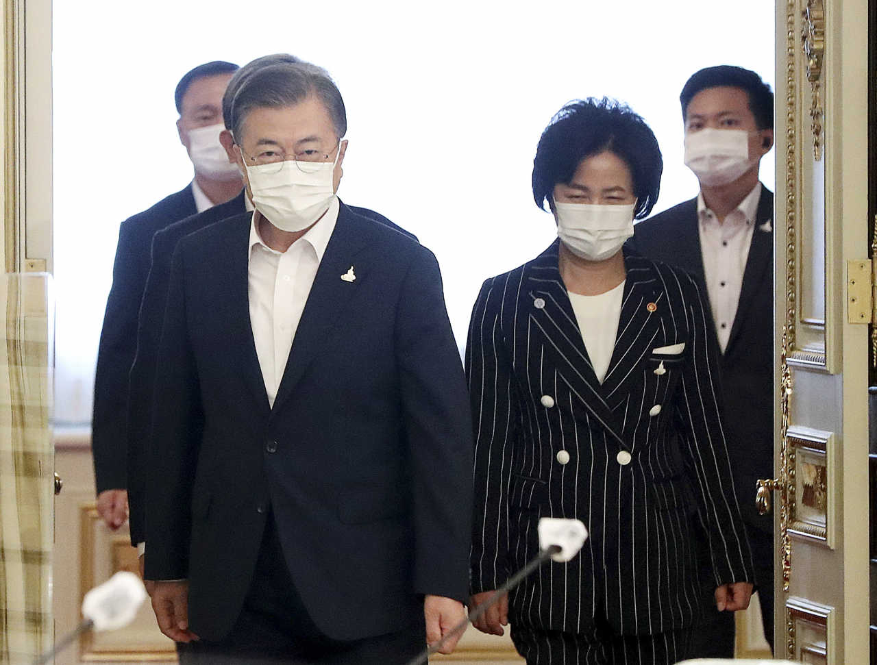 문재인 대통령과 추미애 법무부 장관이 21일 오후 청와대에서 열린 제2차 국정원·검찰·경찰 개혁 전략회의에 참석하고 있다. [연합]