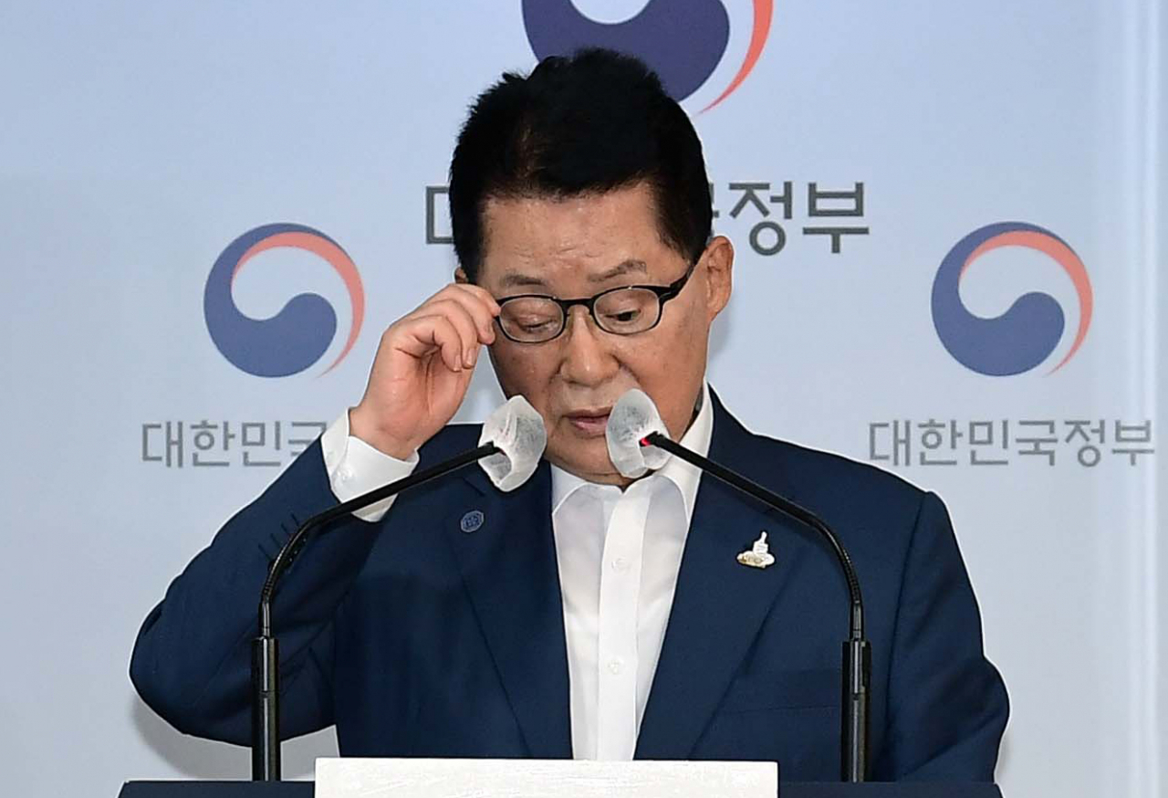 박지원 국가정보원장이 21일 오후 정부서울청사 브리핑실에서 제2차 국정원·검찰·경찰 개혁 전략회의 결과 관련 브리핑을 하고 있다.[연합]