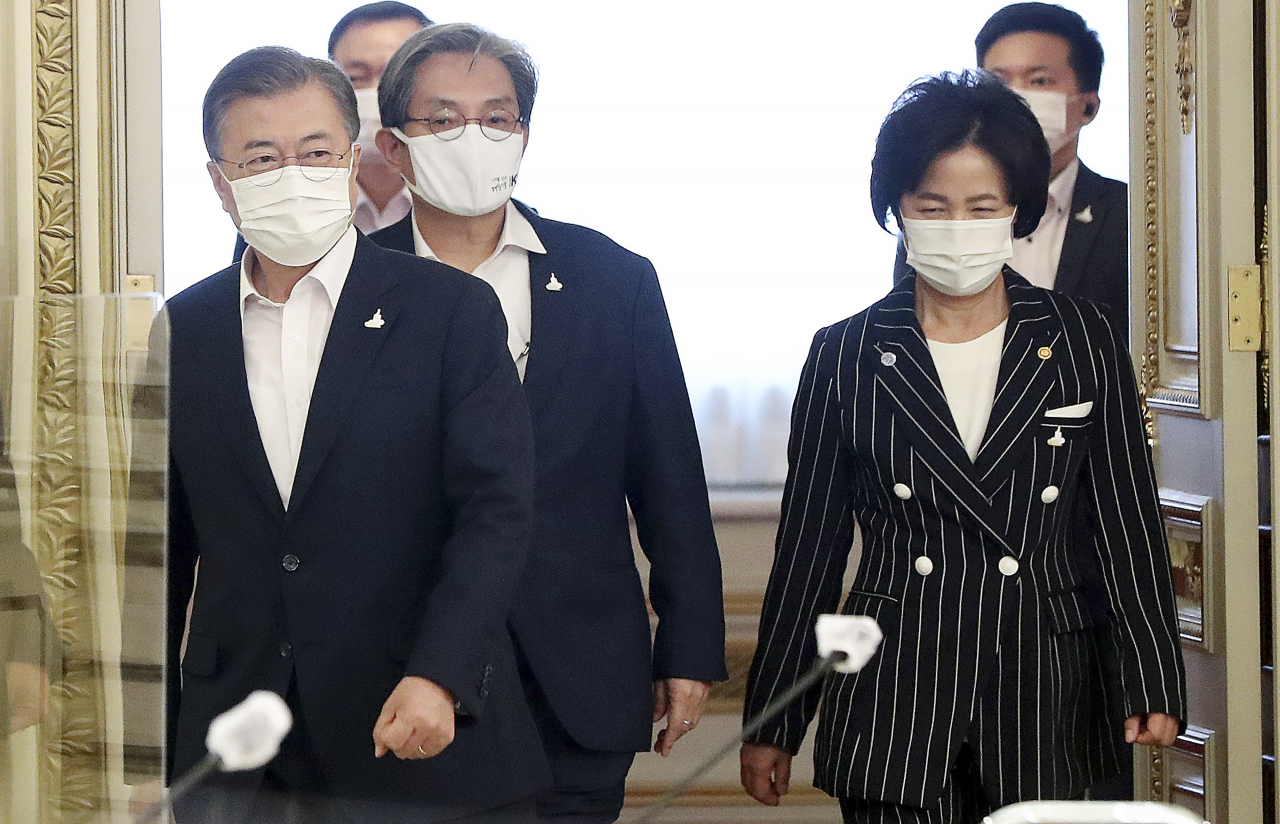 문재인 대통령과 추미애 법무부 장관이 21일 오후 청와대에서 열린 제2차 국정원·검찰·경찰 개혁 전략회의에 참석하고 있다. [연합]