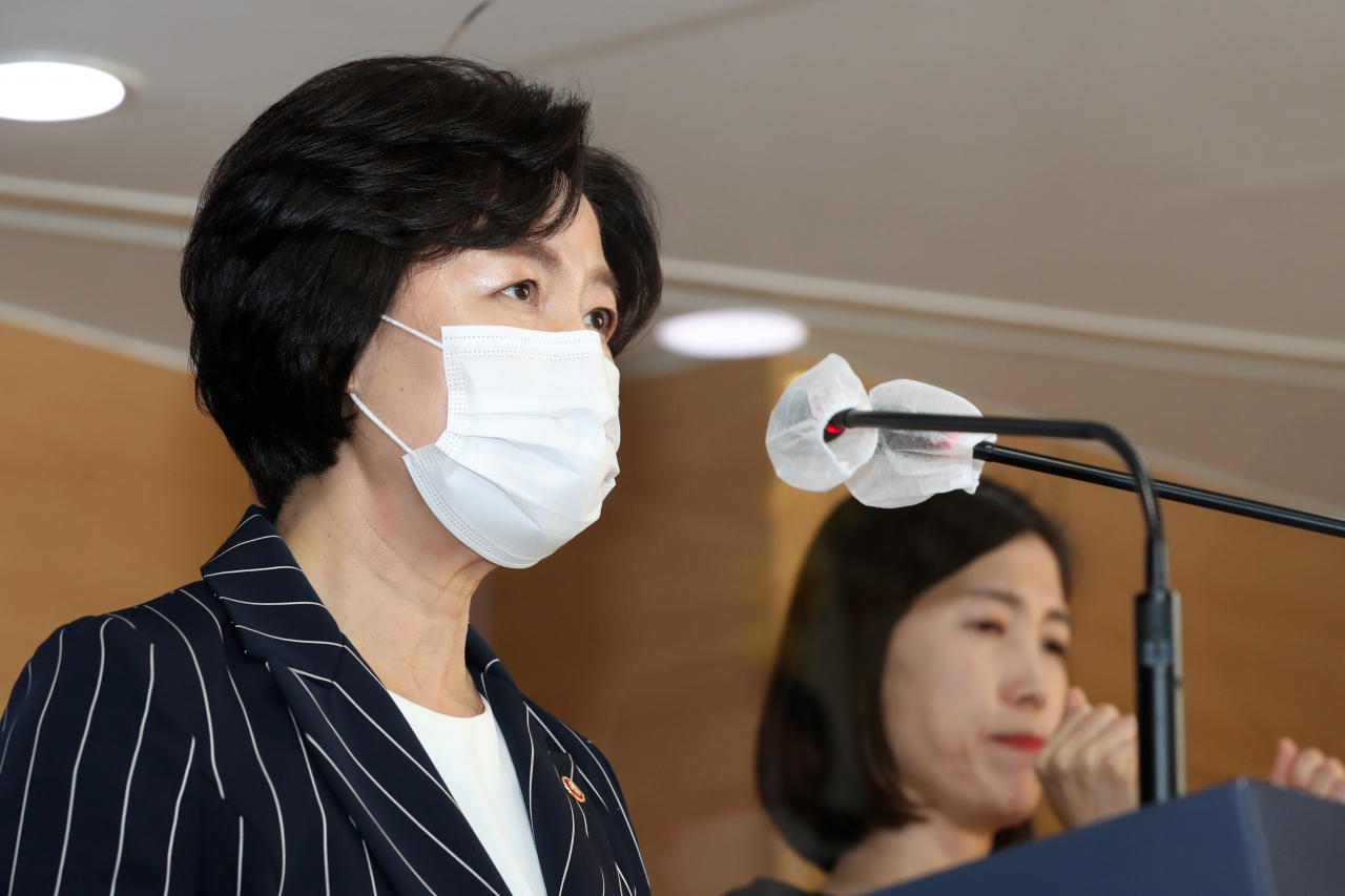 추미애 법무부 장관이 21일 오후 정부서울청사 브리핑실에서 제2차 국정원·검찰·경찰 개혁 전략회의 결과를 발표하고 있다. [연합]