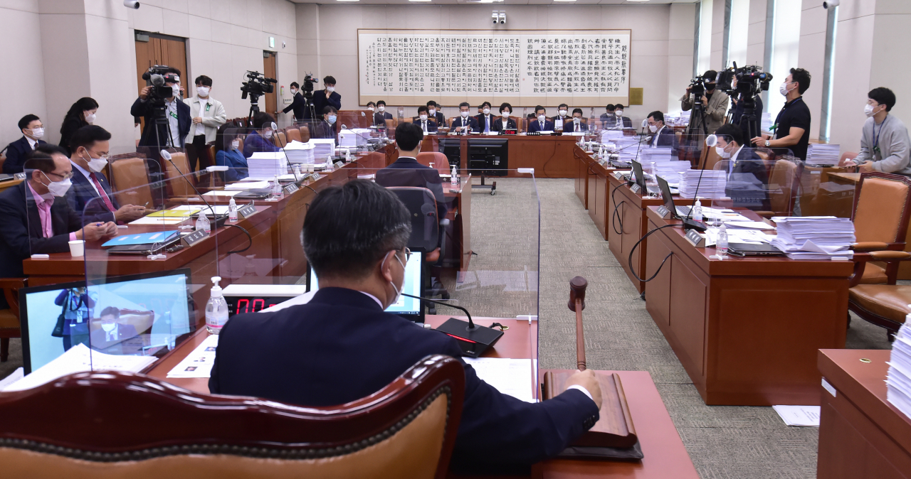 윤호중 법사위원장이 21일 서울 여의도 국회에서 열린 법제사법위원회 전체회의에서 정회를 선포하며 의사봉을 두드리고 있다. [연합]