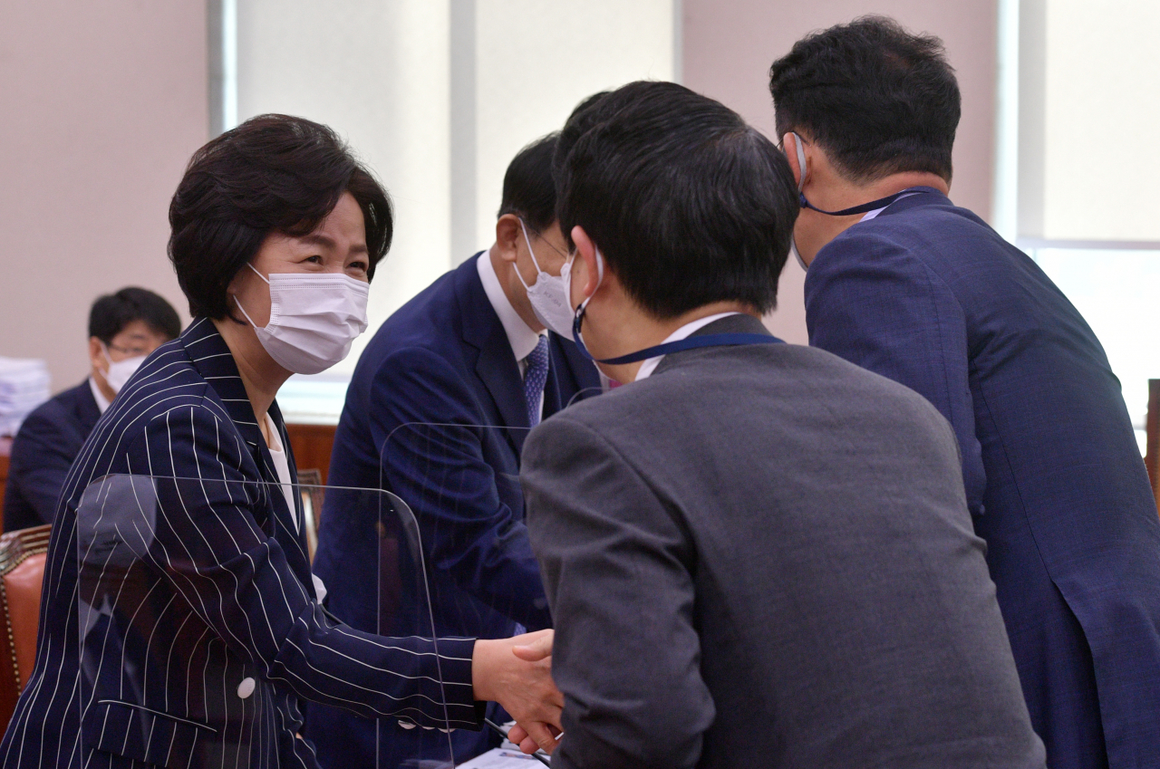 추미애 법무부 장관이 21일 국회 법제사법위원회 전체회의에 출석, 인사하고 있다. [연합]