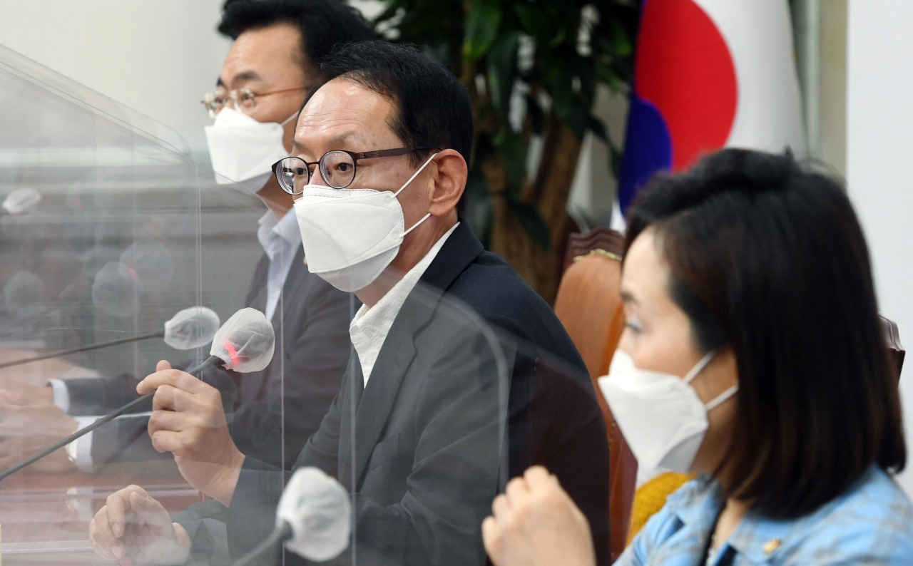 국회 법제사법위원회 소속 국민의힘 김도읍 간사와 의원들이 지난16일 국회에서 추미애 법무부 장관의 아들 서모씨의 군 휴가 의혹에 관해 기자회견을 하고 있다. [연합]