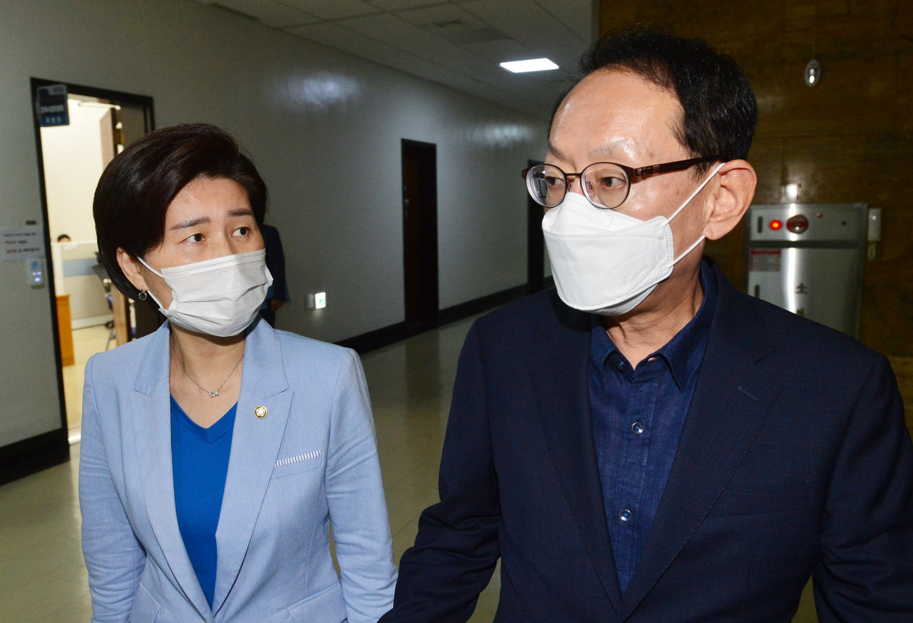 국회 법사위 백혜련 더불어민주당 간사(왼쪽)와 김도읍 국민의힘 간사가 7일 국회에서 열린 법제사법위원회 전체회의를 마친 뒤 대화를 나누며 이동하고 있다. [연합]