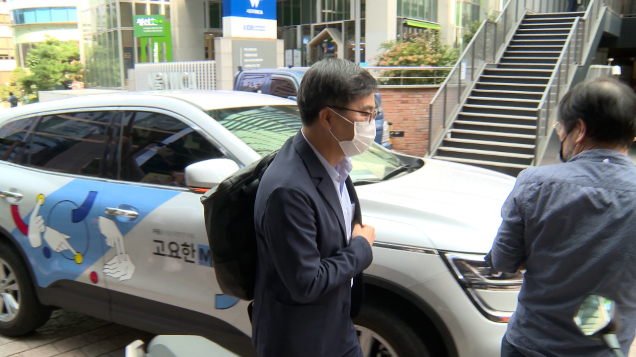 김동연 전 경제부총리가 폐차 시트가죽을 재활용한 가방을 메고, 사회적기업인 고요한택시에서 내려 소셜임팩트 포럼 출범식 행사장으로 이동하고 있다. [이건욱PD]