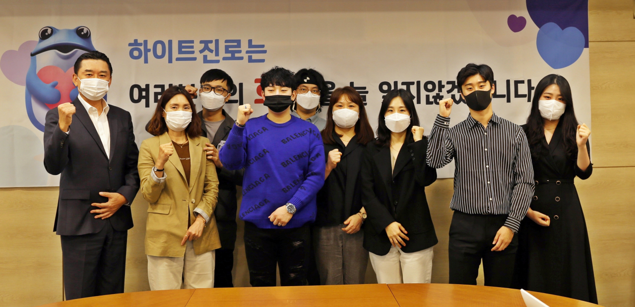 하이트진로 김인규 대표(사진 맨 왼쪽)는 21일 하이트진로 청담동 사옥에서 소방공무원 유가족을 위한 지원금 전달식을 진행했다.