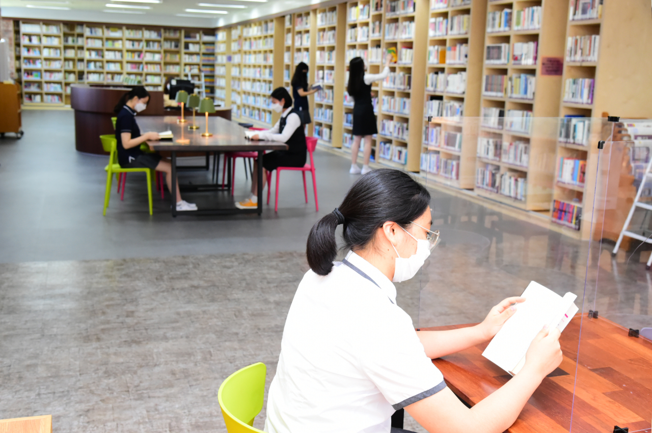 이화여대병설미디어고등학교 학생들이 리모델링된 도서관에서 책을 읽고 있는 모습. [중랑구 제공]