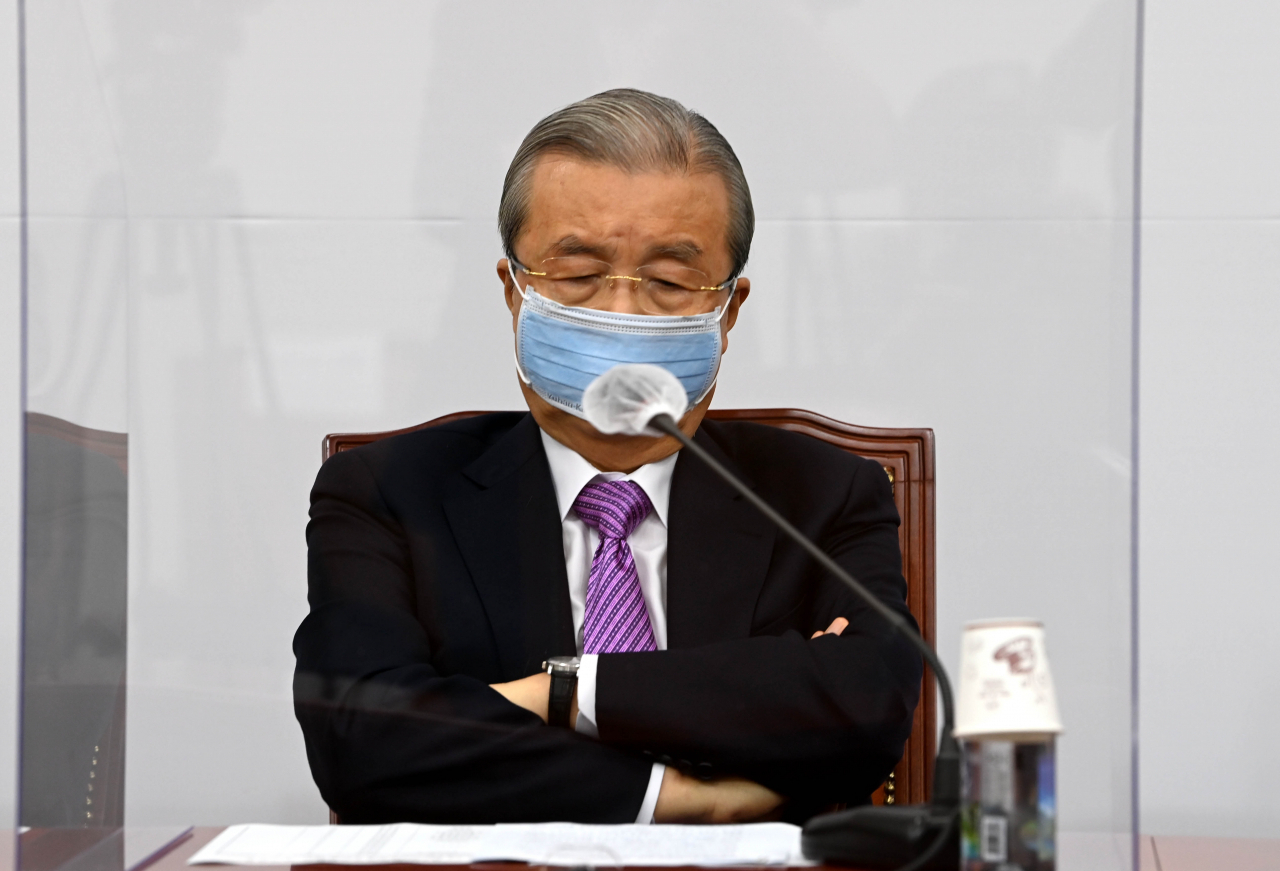 김종인 국민의힘 비상대책위원장이 21일 오전 국회에서 열린 비상대책위원회의에서 이종배 정책위의장의 발언을 듣고 있다. [연합]