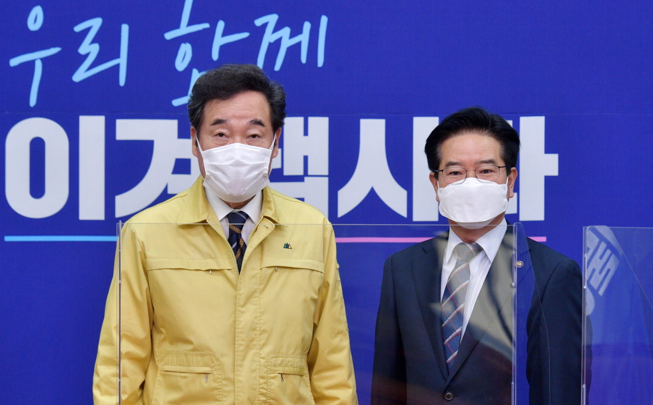 이낙연 더불어민주당 대표가 22일 오전 서울 여의도 국회에서 김창룡 경찰청장과 '보수 단체의 개천절 대규모 집회 강행' 관련 간담회를 갖기에 앞서 포즈를 취하고 있다. [연합]