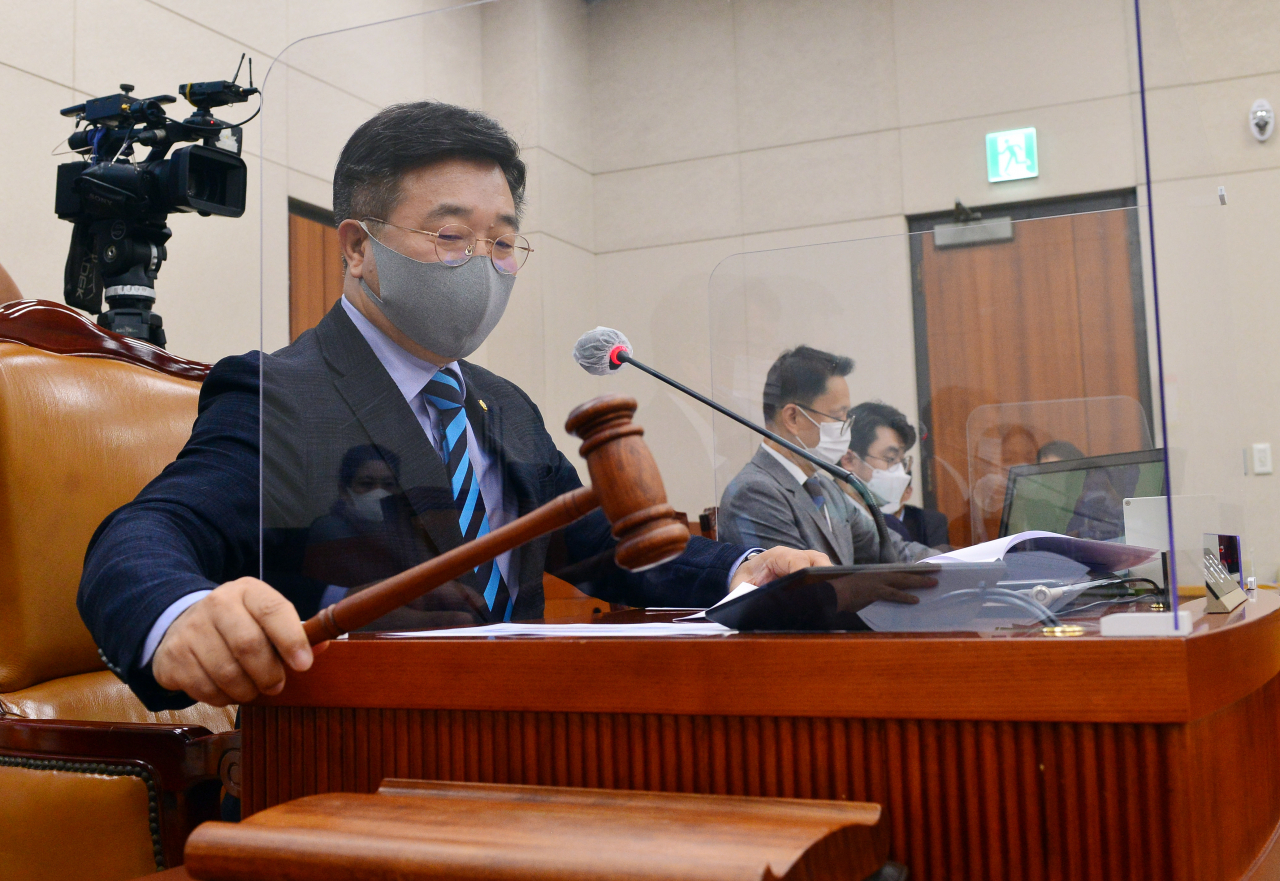 윤호중 국회 법사위원장이 7일 국회에서 열린 법제사법위원회 전체회의에서 의사봉을 두드리고 있다. [연합]