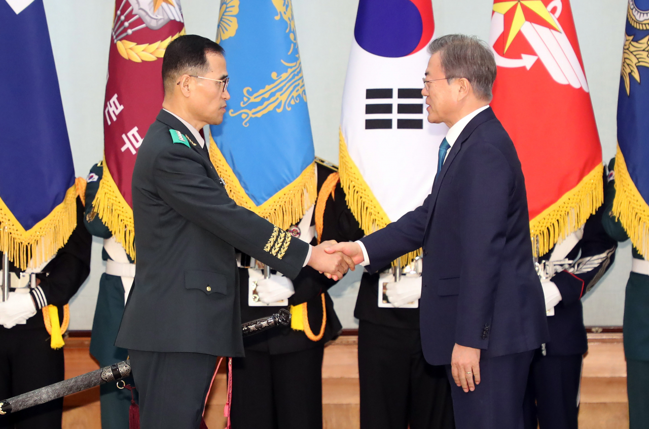 국방부는 21일 신임 육군총장에 남영신 지상작전사령관을 내정했다고 밝혔다. 학군 출신 육군총장은 1948년 육군 창설 이후 72년 만에 처음이다. 사진은 지난해 4월 15일 문재인 대통령이 청와대에서 남영신 지상작전사령관의 진급 및 보직신고를 받은 후 악수하는 모습.[연합]