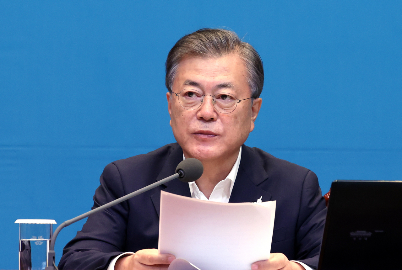문재인 대통령이 22일 오전 청와대 여민관에서 열린 영상 국무회의에서 발언하고 있다. [연합]