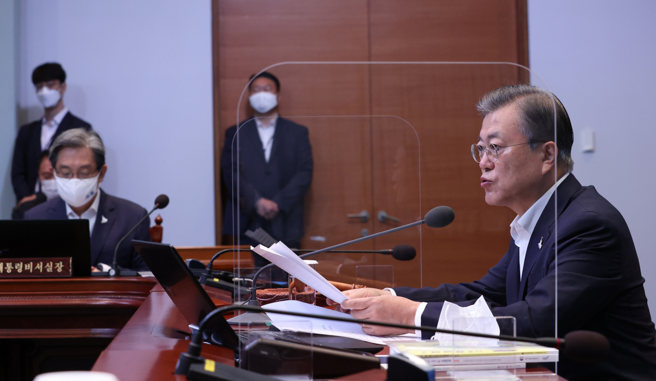 문재인 대통령이 22일 오전 청와대 여민관에서 열린 영상 국무회의에서 발언하고 있다. [연합]