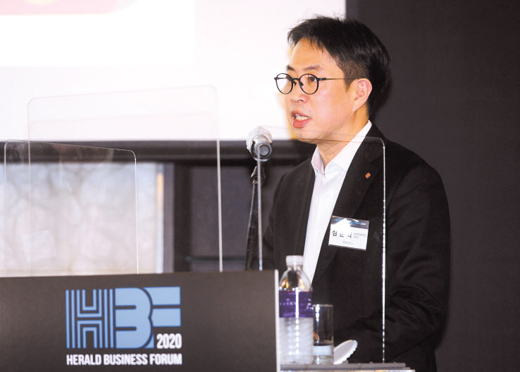 헤럴드 주최로 22일 서울 소공로 더 플라자호텔에서 ‘헤럴드기업포럼(Herald Business Forum) 2020’이 열린 가운데 롯데이커머스 심준혁 검색추천부문장(상무)이 ‘진화하는 e-커머스 플랫폼’을 주제로 온라인 강연을 하고 있다. 박해묵 기자