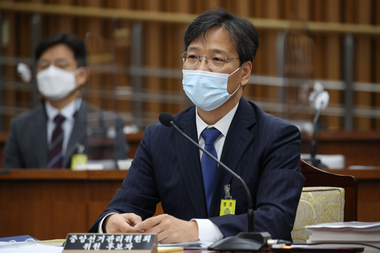 조성대 중앙선거관리위원 후보자가 22일 국회 인사청문회에서 답변하고 있다. [연합]