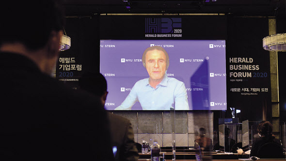 22일 서울 소공로 더 플라자호텔에서 헤럴드 주최로 ‘헤럴드기업포럼(Herald Business Forum) 2020’ 이 열린 가운데 토마 필리폰 (Thomas Philippon) 뉴욕대학교 재정학과 교수가 ‘코로나19 위기와 시장경제의 미래’를 주제로 온라인 강연을 하고 있다. 이상섭 기자