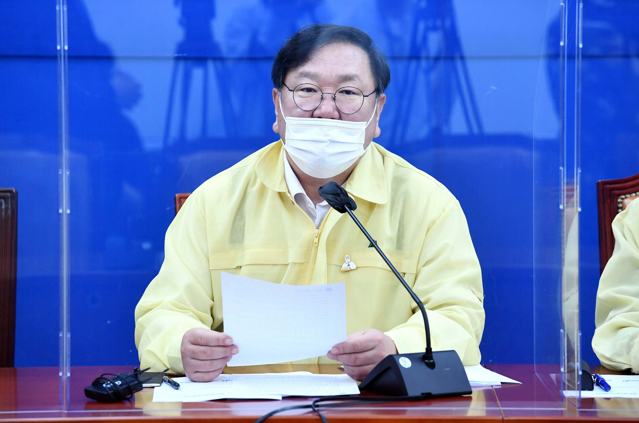 김태년 더불어민주당 원내대표가 22일 서울 여의도 국회에서 열린 원내대책회의에서 발언하고 있다. [연합]