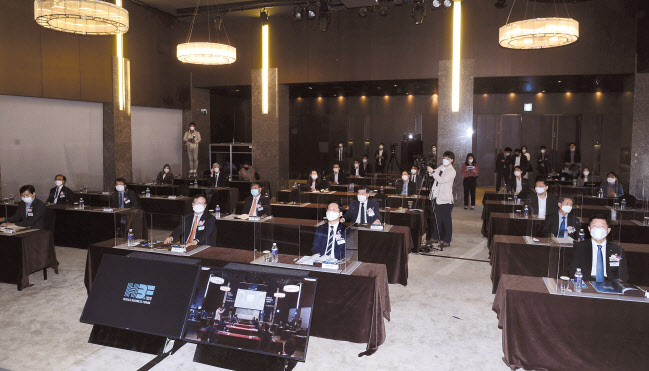 22일 서울 소공로 더 플라자호텔 다이아몬드홀에서 ‘새로운 시대, 기업의 도전’을 주제로 개최된 ‘헤럴드기업포럼(Herald Business Forum) 2020’에 참석한 VIP 인사들이 포럼 개최에 앞서 환담한 뒤 기념촬영을 하고 있다. 왼쪽부터 우태희 대한상공회의소 부회장, 이재훈 김앤장 법률사무소 상임고문, 한진현 한국무역협회 부회장, 김영률 한국바스프 대표이사 회장, 권충원 헤럴드 대표이사, 이학영 국회 산업통상자원중소벤처기업위원장, 성윤모 산업통상자원부 장관, 권태신 전국경제인연합회 부회장, 제임스김 주한미국상공회의소(AMCHAM) 회장, 이동근 현대경제연구원장, 이규철 법무법인 대륙아주 대표변호사. 아래쪽 사진은 참석자들이 신종 코로나바이러스 감염증(코로나19) 예방을 위해 거리두기를 하며 자리에 앉아 강연을 듣고 있는 모습. 이상섭 기자