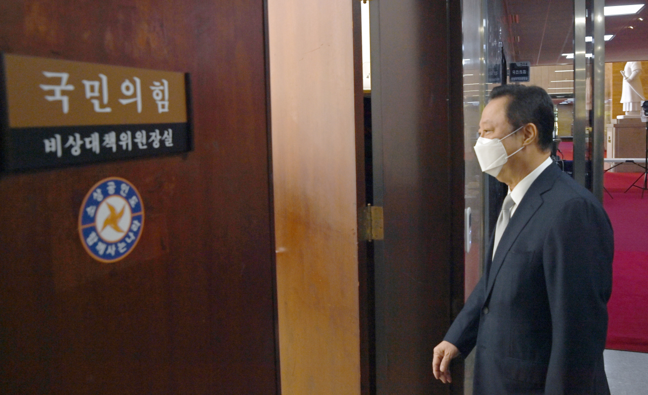 박용만 대한상공회의소 회장이 22일 오전 국민의힘 김종인 비상대책위원장을 만나기 위해 국회 비대위원장실로 들어서고 있다. [연합]