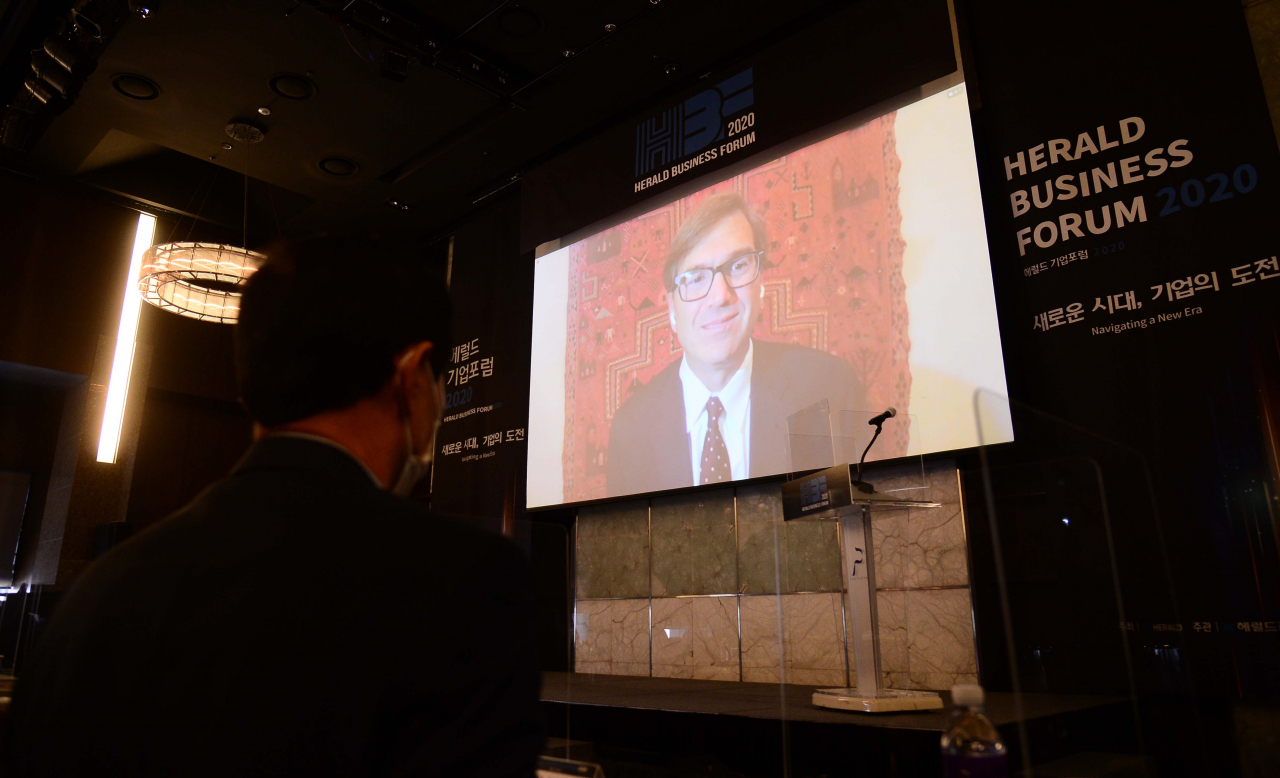 ‘헤럴드기업포럼(Herald Business Forum) 2020’이 22일 서울 소공로 더 플라자호텔 다이아몬드홀에서 열린 가운데 제이슨 퍼먼 하버드대학교 경제학과 교수가 온라인을 통해 기조연설을 하고 있다. [박해묵 기자]