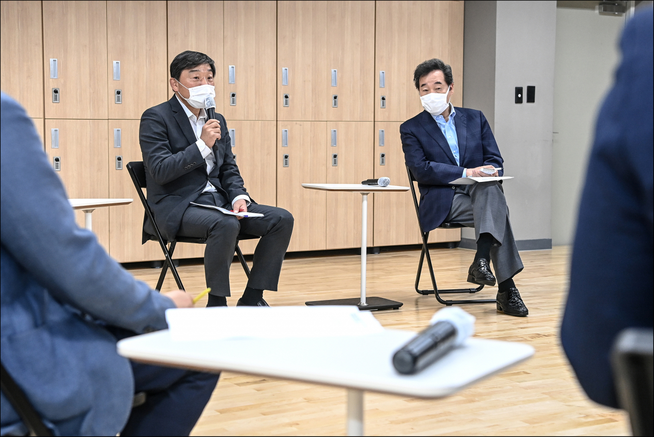 김성규 세종문화회관 대표(왼쪽)와 이낙연 더불어민주당 코로나19국난극복위원회 상임위원장[세종문화회관 제공]