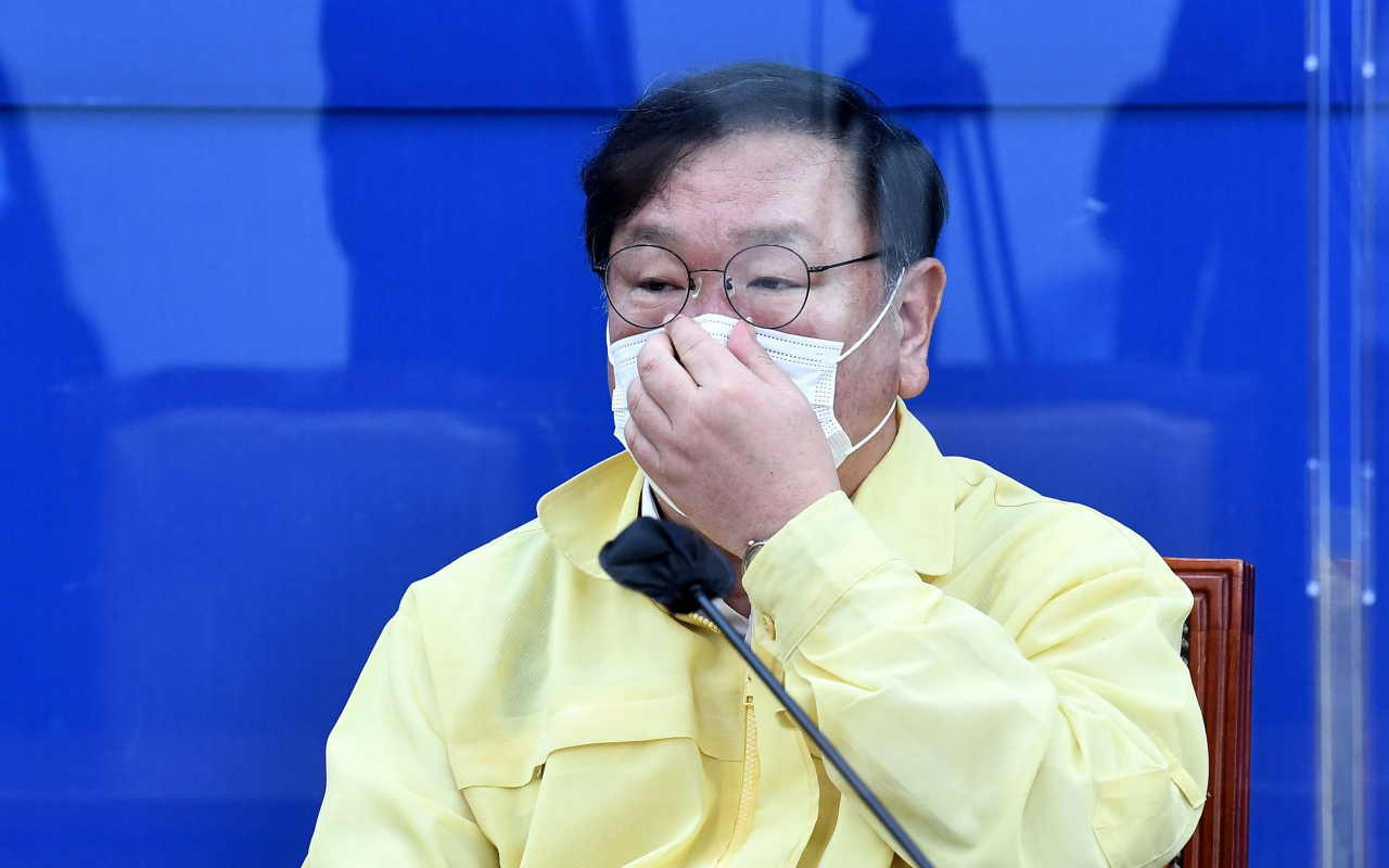 김태년 더불어민주당 원내대표가 22일 서울 여의도 국회에서 열린 원내대책회의에서 마스크를 쓰고 있다. [연합]
