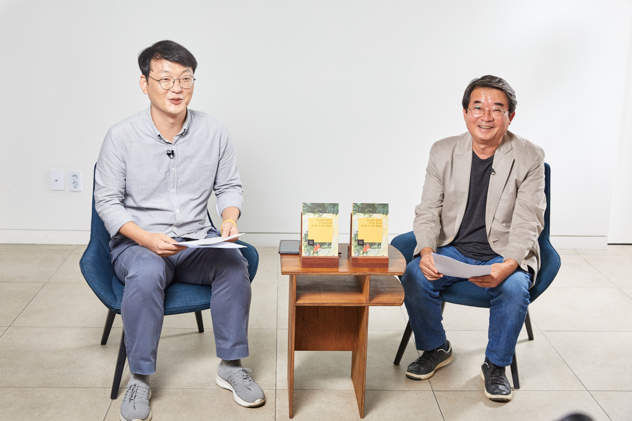 안도현 시인(오른쪽)이 8년만에 신작 시집을 내고, 22일 온라인 기자간담회를 가졌다.