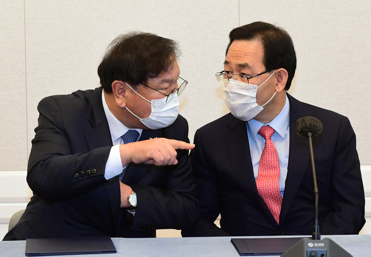 김태년 더불어민주당 원내대표(왼쪽)와 주호영 국민의힘 원내대표가 22일 국회에서 2020년도 제4차 추가경정예산안 합의사항 발표에서 합의문 서명에 앞서 대화하고 있다. [연합]