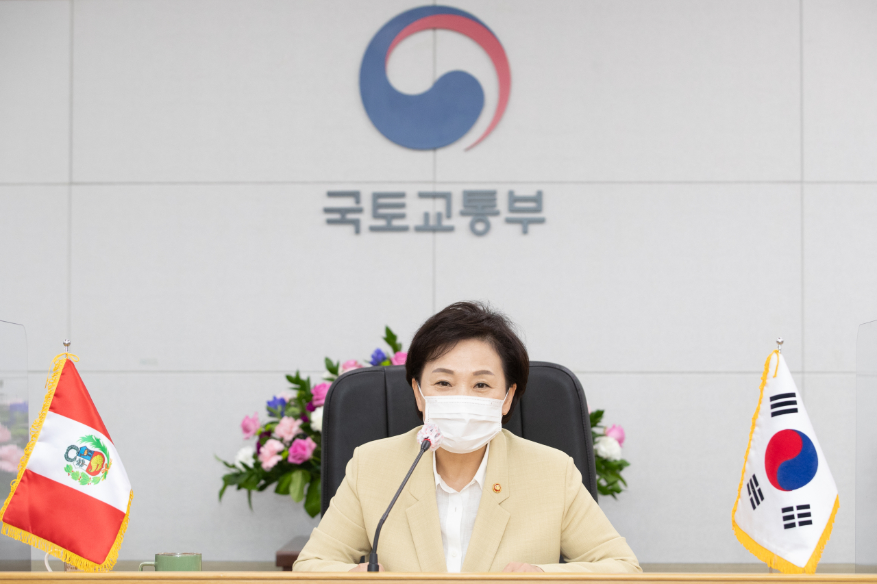 김현미 국토교통부 장관이 22일 오전 정부세종청사에서 에스트레마도이로 페루 교통통신부 장관과 화상 양자 회담을 하고 있다. [국토교통부]