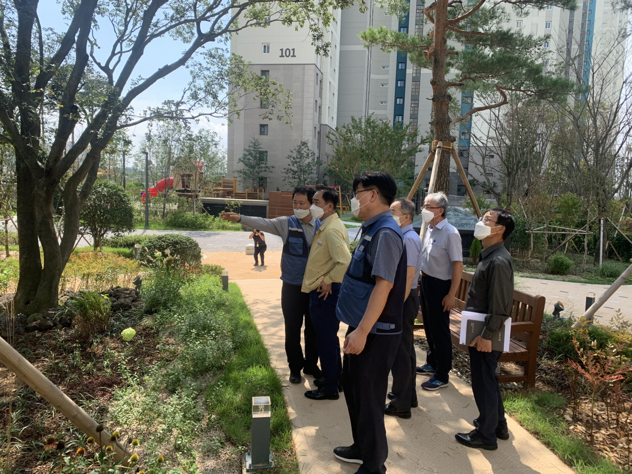 정장선 평택시장이 내년 1월 입주 예정인 더샵 지제역 센트럴파크 현장을 방문해 조경을 둘러보고 있다. [포스코건설]