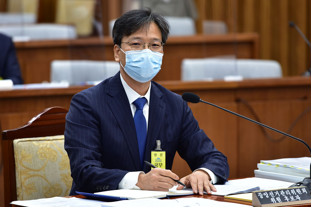 조성대 중앙선거관리위원 후보자가 22일 국회 인사청문회에서 답변하고 있다. [연합]