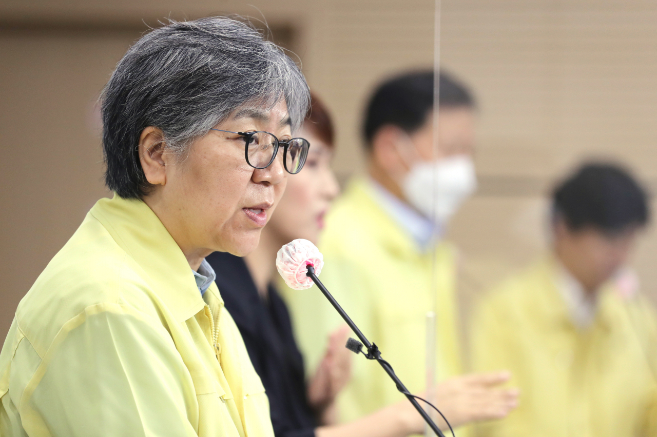 정은경 중앙방역대책본부장(질병관리청장)이 22일 오전 충북 청주시 질병관리청에서 열린 국가 인플루엔자 예방접종 사업 일시 중단 관련 브리핑을 하고 있다. [연합]