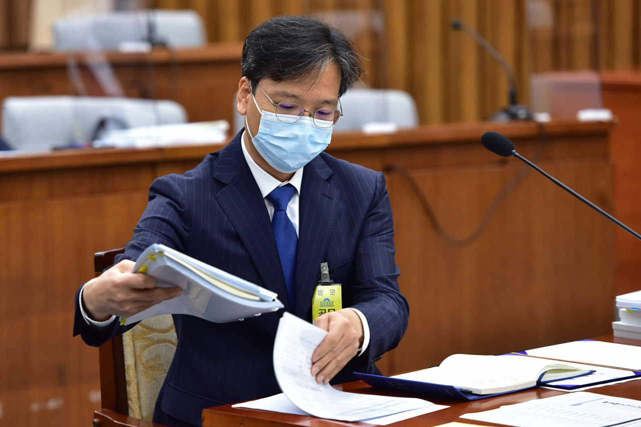 조성대 중앙선거관리위원 후보자가 22일 국회 인사청문회에서 자료를 챙기고 있다. [연합]