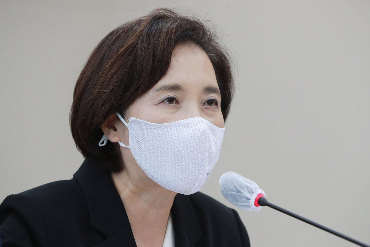 유은혜 사회부총리 겸 교육부장관이 22일 오전 국회에서 열린 교육위원회 전체회의에서 의원들의 질문에 답변하고 있다. [연합]