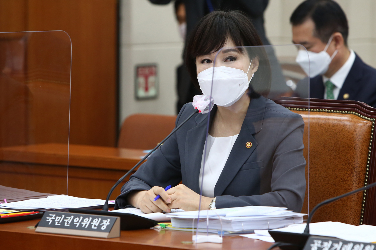 국민권익위원회는 22일 추미애 법무부장관 아들 ‘특혜 휴가’와 박덕흠 국민의힘 의원의 피감기관 공사 수주 논란이 불거진 가운데 ‘공직자의 이해충돌방지법’을 적극 추진하겠다고 밝혔다. 전현희 권익위원장이 전날 국회에서 열린 정무위원회 전체회의에서 공직자 이해충돌 문제에 대해 답변하고 있다. [연합]