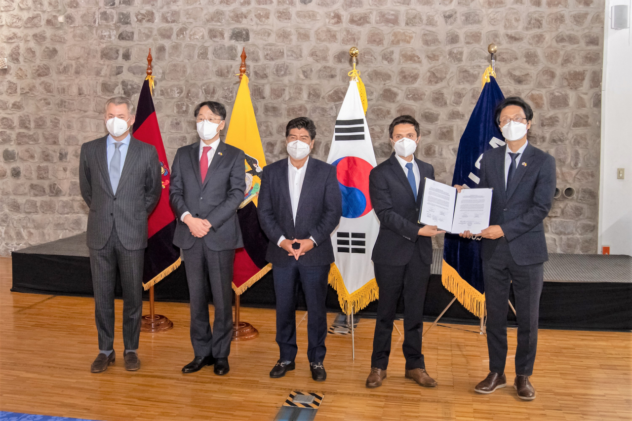 21일(현지 시각) 에콰도르 키토시의 경제진흥공사 건물에서 코이카와 경제진흥공사가 ‘에콰도르 키토시 혁신센터 건립을 통한 창업 및 기술혁신 지원체계 강화 사업’의 협의의사록에 서명하고 있다. [코이카 제공]