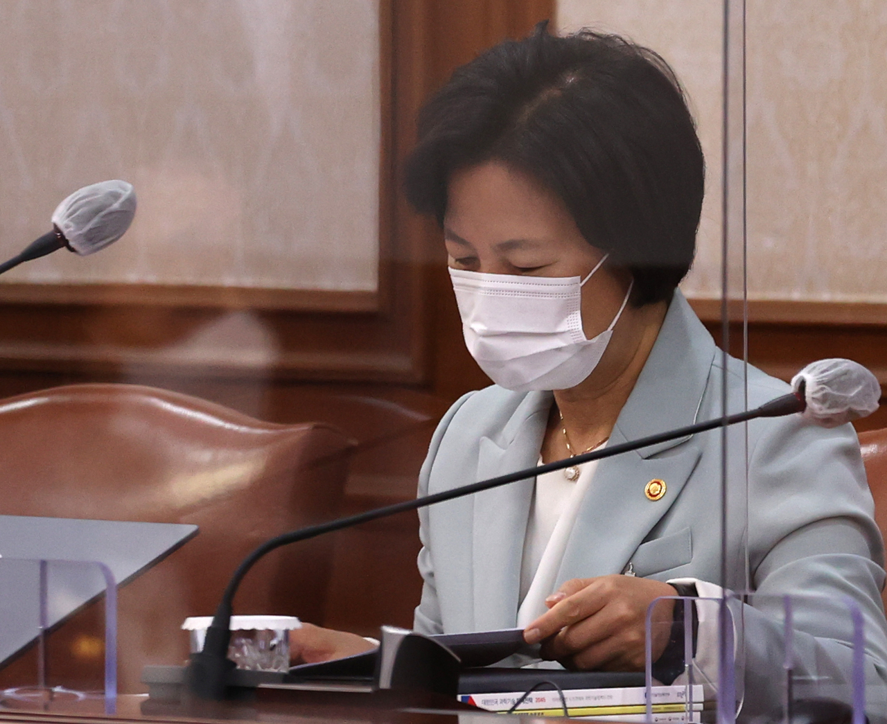 추미애 법무부 장관이 22일 오전 정부서울청사에서 열린 국무회의에 참석해 자료를 살펴보고 있다. [연합]