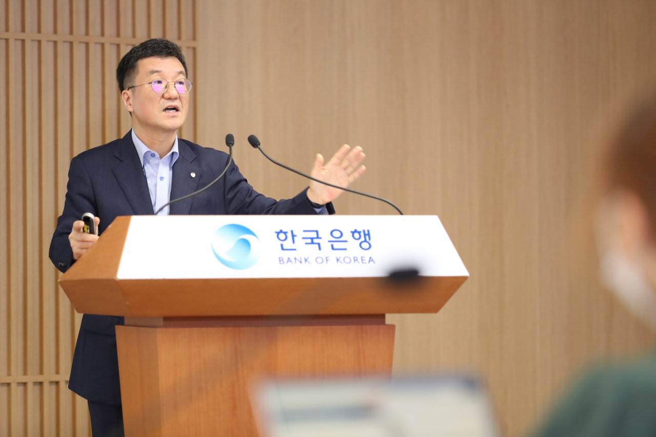 김웅 한국은행 조사국장이 22일 오전 서울 중구 한국은행에서 열린 출입기자단 워크숍에서 '최근 소비동향 점검 및 향후 리스크 요인'에 관해 설명하고 있다. [사진제공 한은]