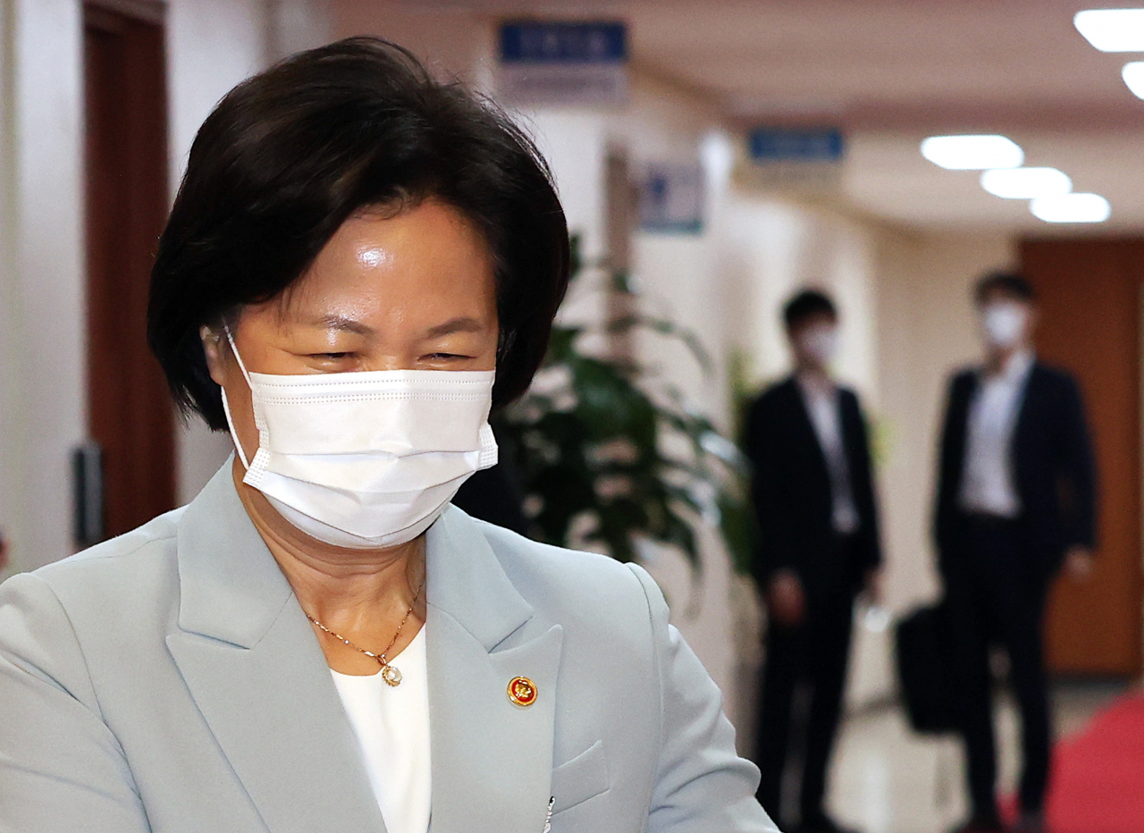 추미애 법무부 장관이 지난 22일 오전 정부서울청사에서 열린 국무회의에 참석하기 위해 국무회의장으로 향하고 있다. [연합]