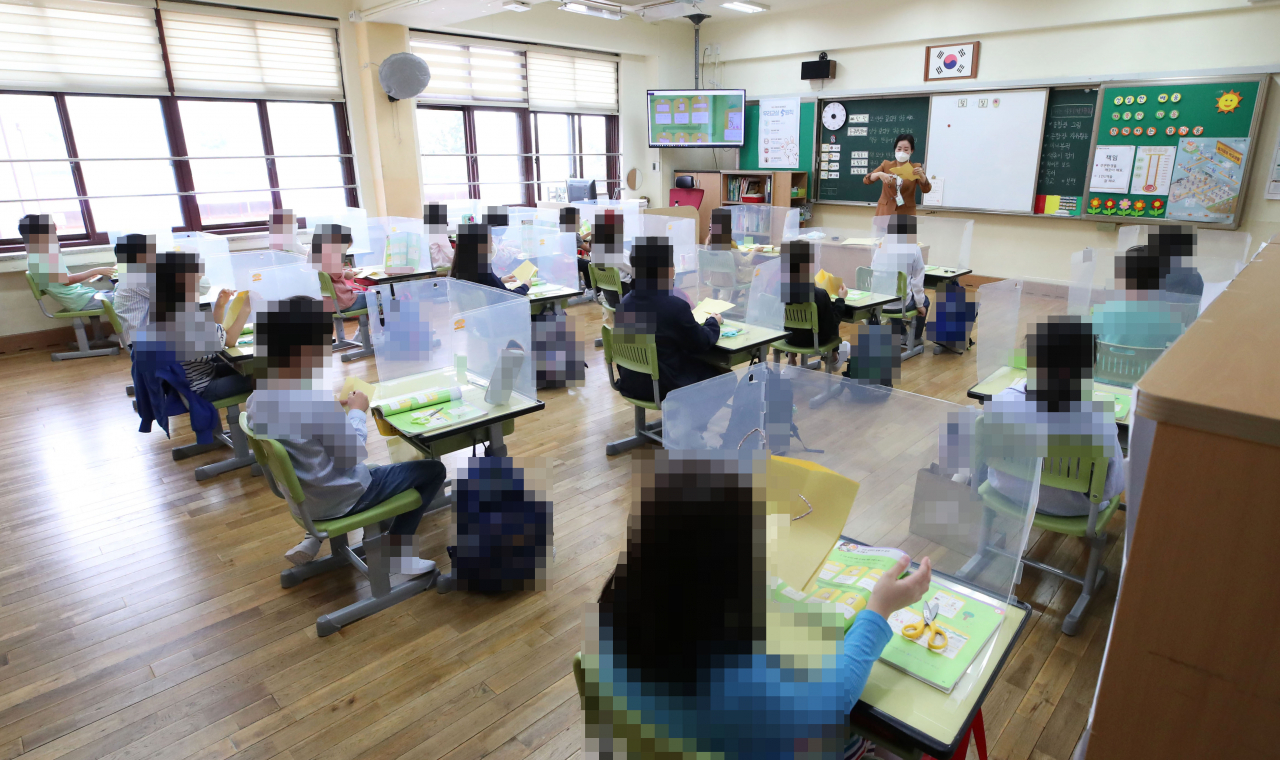 수도권 지역 유치원과 초·중·고교의 등교수업이 재개된 지난 21일 서울 강동구 한산초등학교 학생들이 1교시 수업을 하고 있다. [연합]