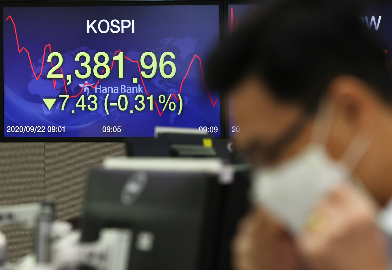 코스피가 2% 넘게 급락한 22일 오전 명동 하나은행 본점 딜링룸 전광판에 증시 현황이 표시돼 있다. [연합]
