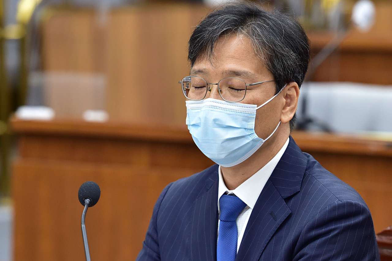조성대 중앙선거관리위원 후보자가 22일 국회 인사청문회에서 생각에 잠겨 있다. [연합]